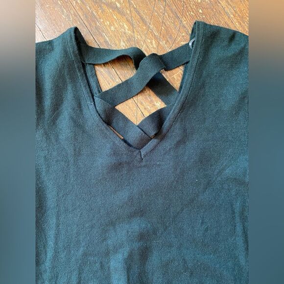 Love Ellie Hunter Green Crossback Sweater size SM - Picture 3 of 7